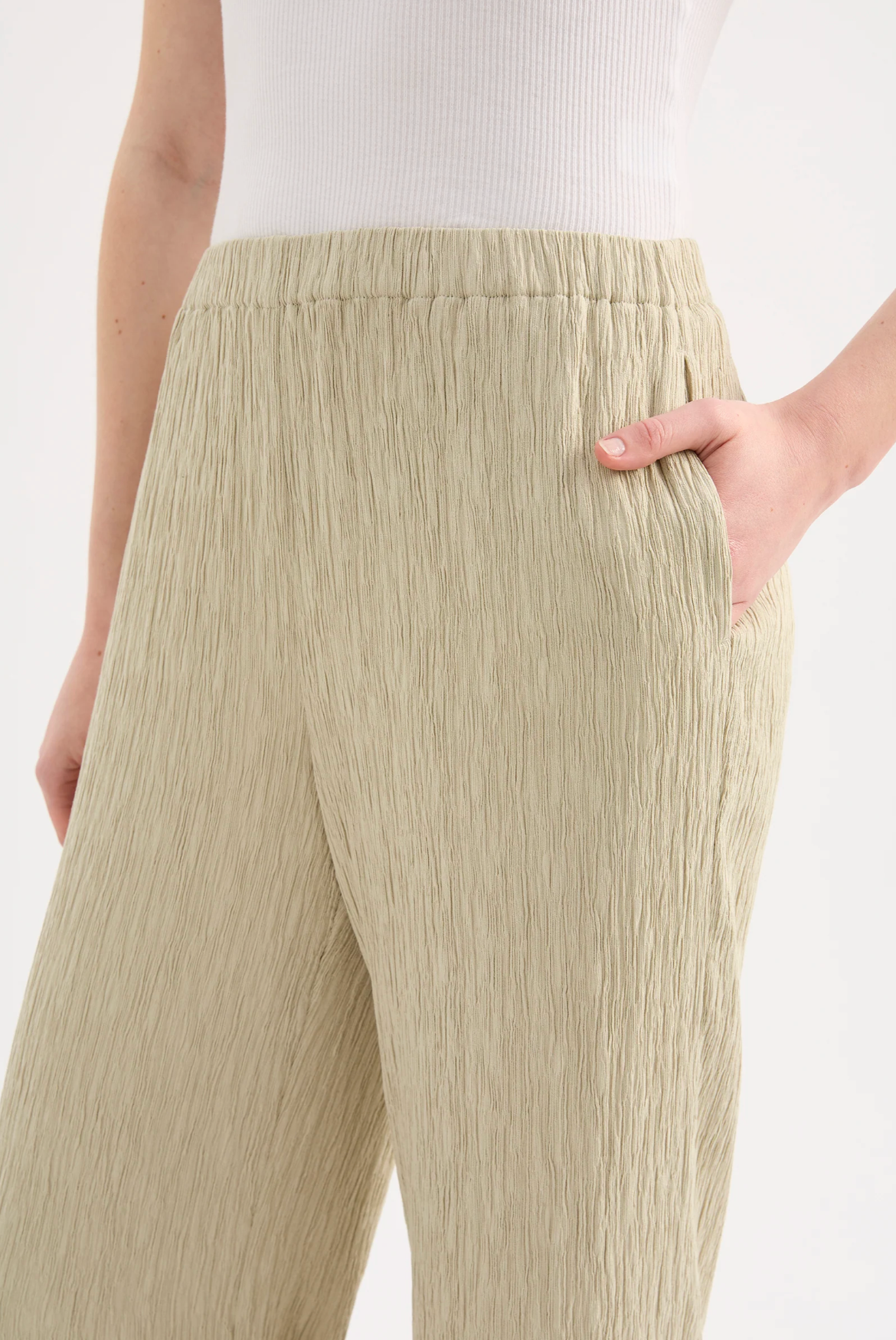 Danika Pant in Artichoke